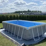 Homes With Pool, Nyaraló