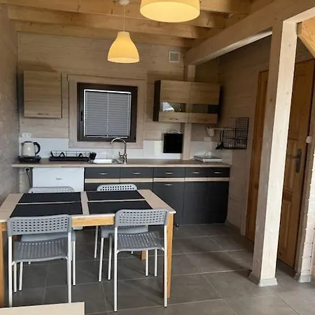 Homes With Pool, Nyaraló