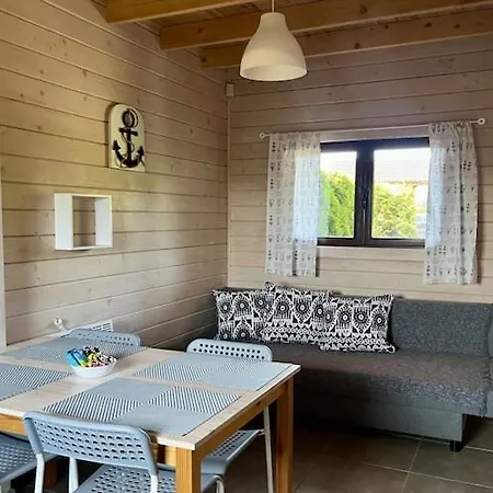 Homes With Pool, Nyaraló