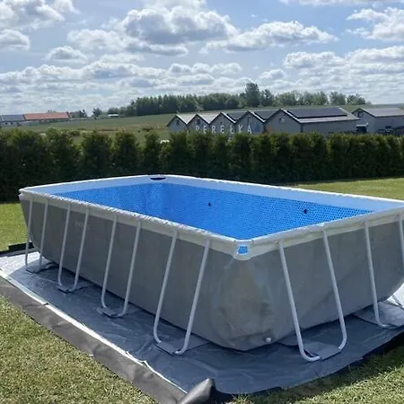 Homes With Pool, Nyaraló