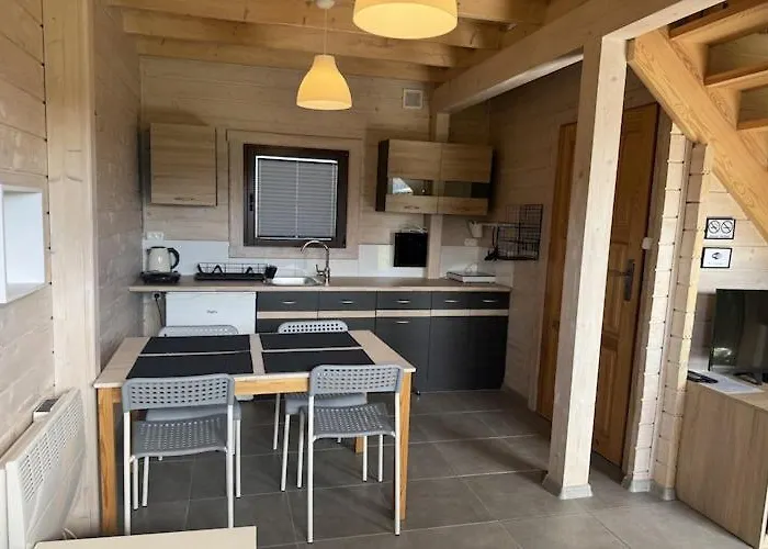 Homes With Pool, Nyaraló