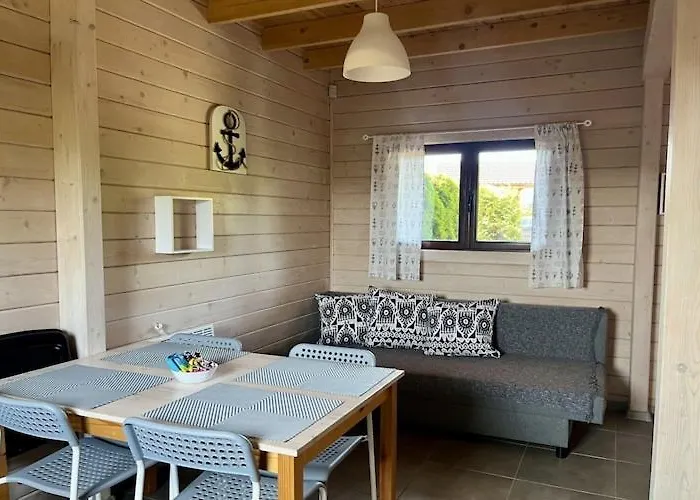 Homes With Pool, Nyaraló